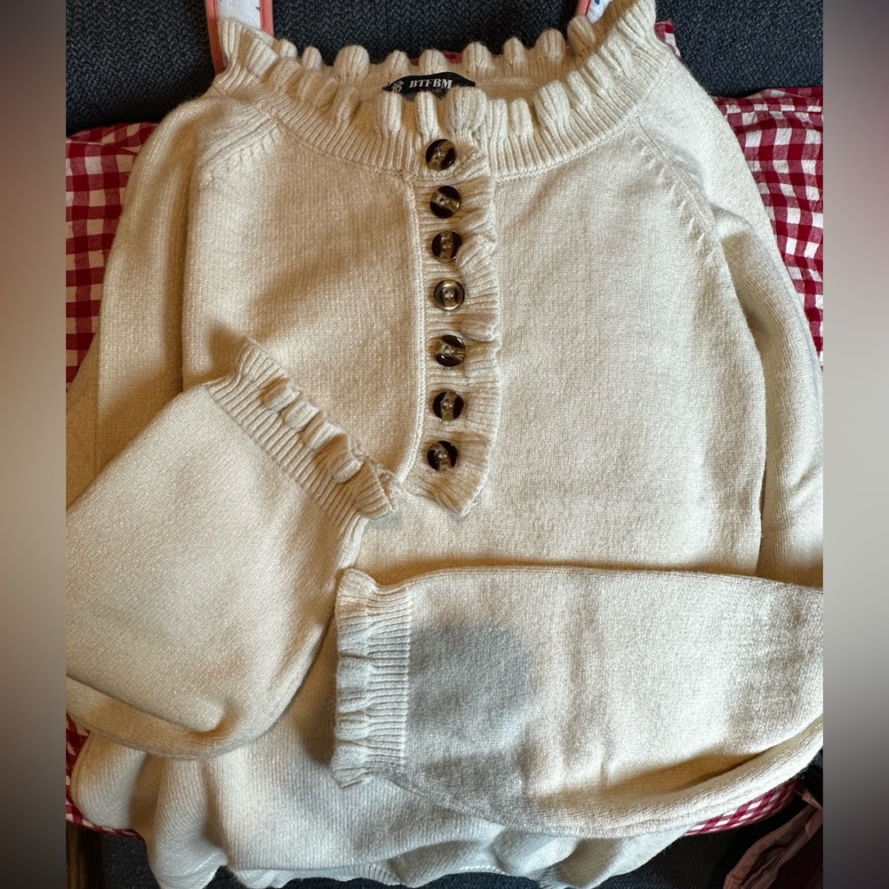 NWOT Ruffled Cream Sweater with Tortoise Shell Buttons - Picture 5 of 5